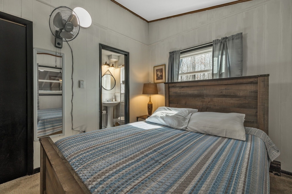 Nostalgic & Cozy Cabin: Steps To Pines Lake! Pet Friendly! 2 Bedroom Cabin by Redawning view 4