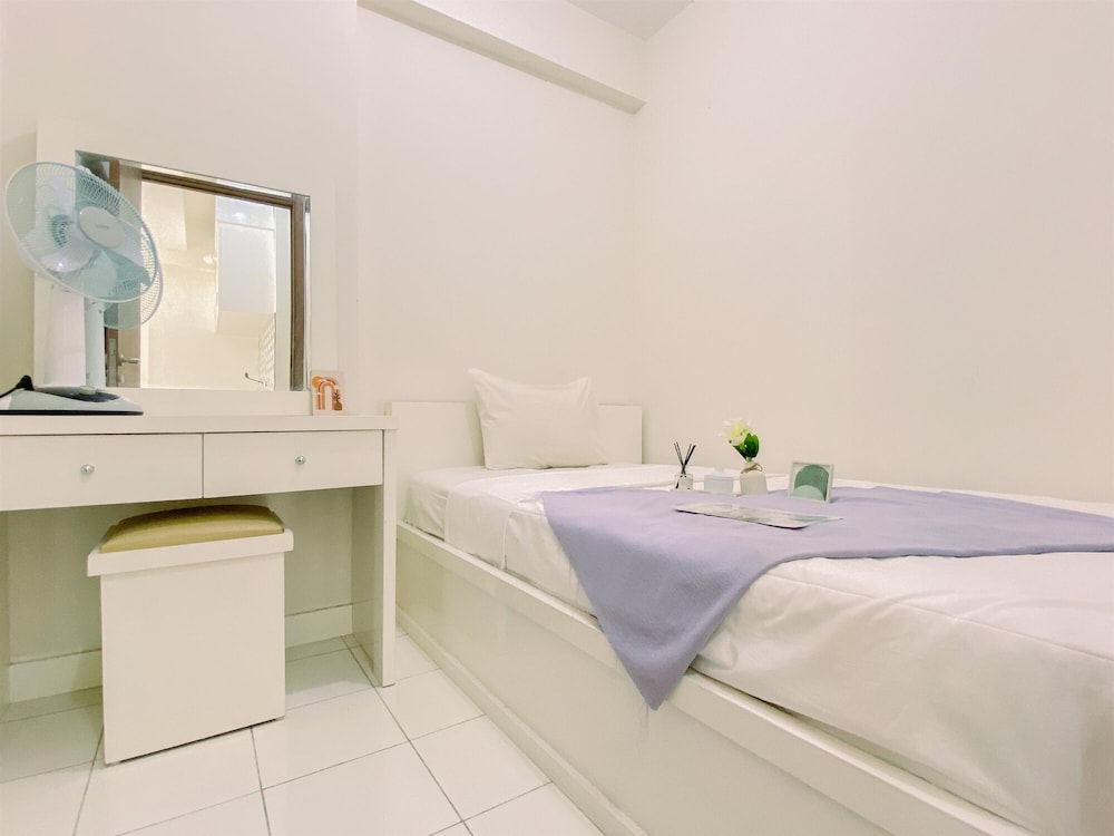 Modern 2BR Apartment at Podomoro Golf View