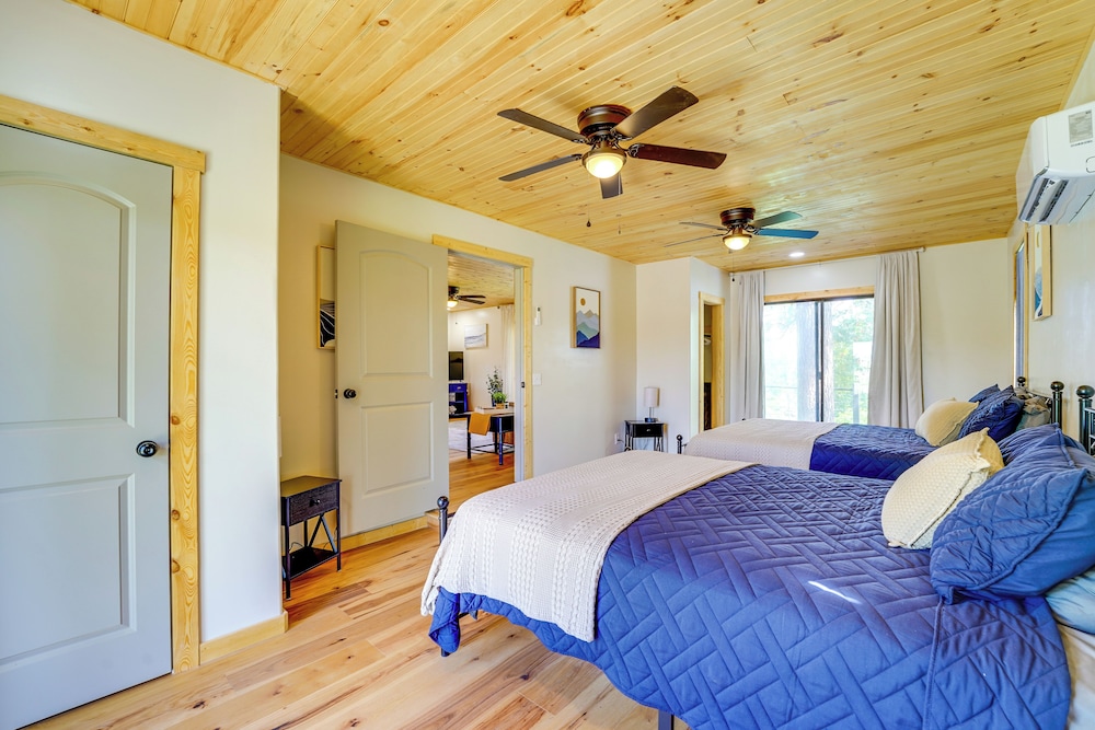 Near Table Rock Lake: Family Home w/ Deck & Views
