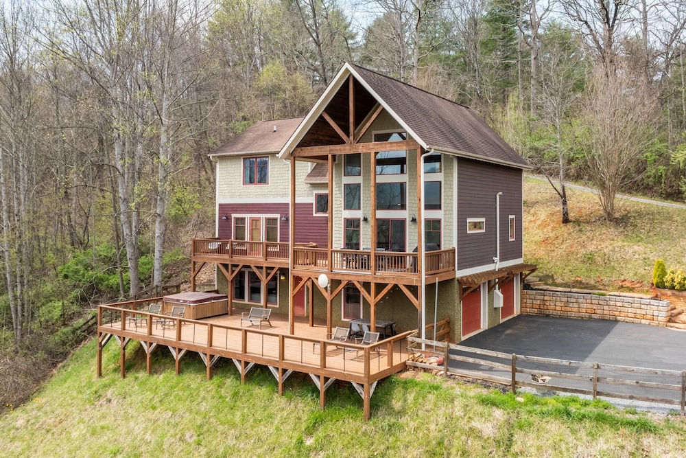 Private Retreat w/ Hot Tub, Amazing Views, Game Room Silver Spoon by Avantstay
