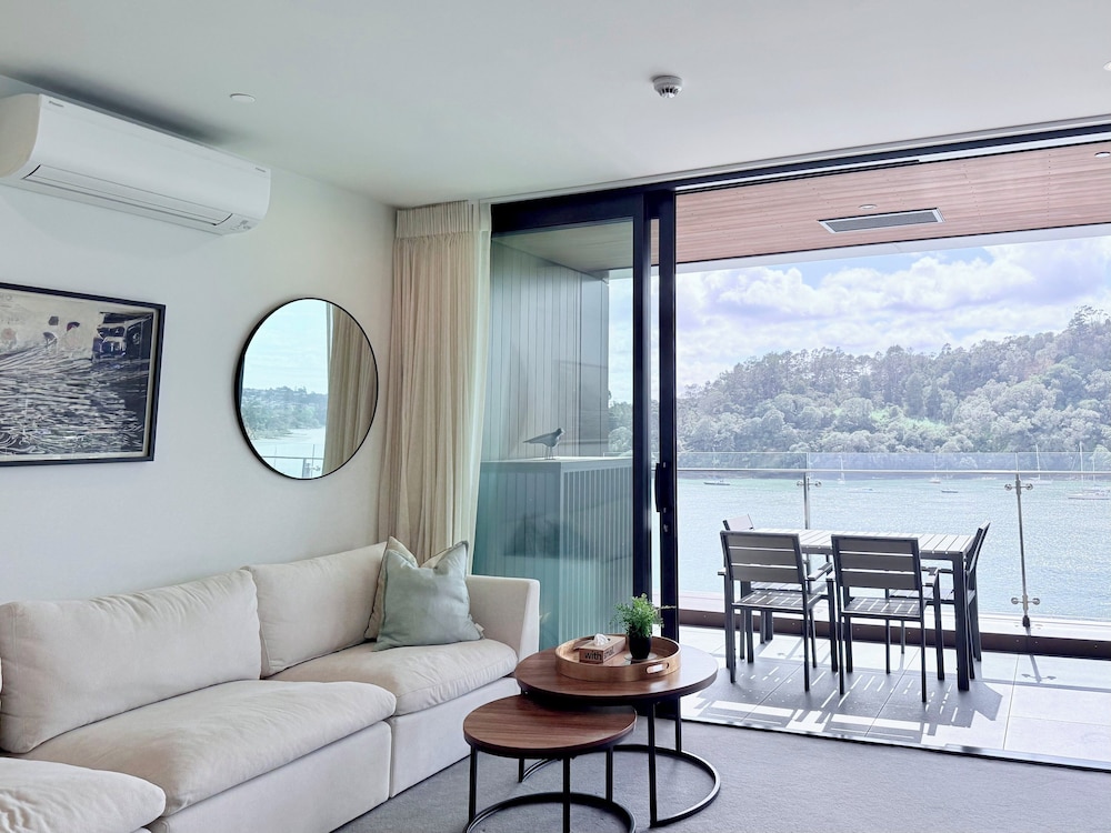 Catalina Bay 2BR w Balcony Views by Zodiak Stays