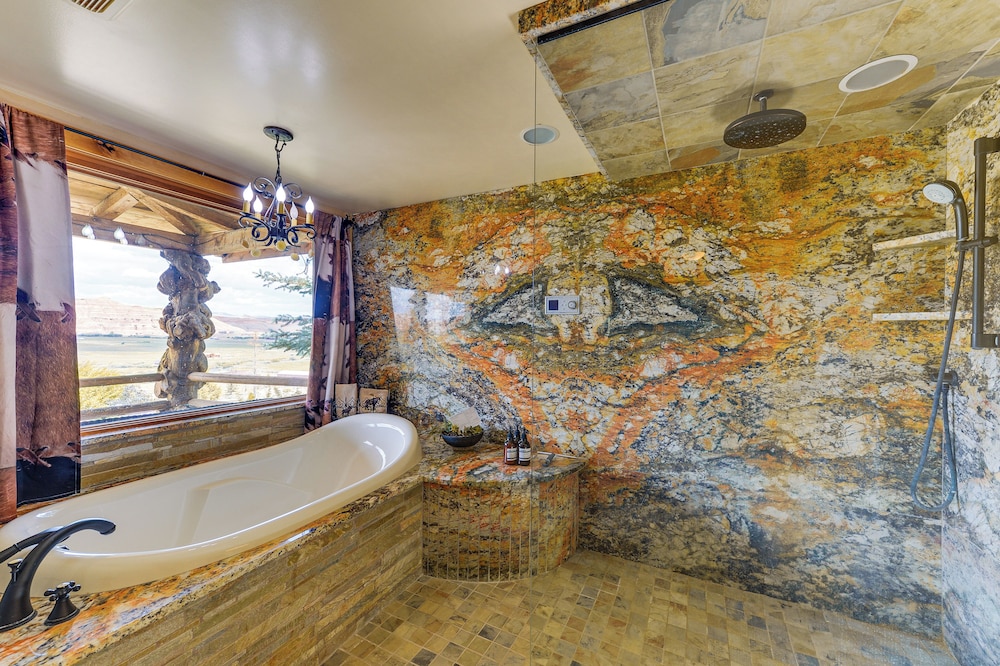 Stunning Mountain Views: Spacious Cabin in Dubois!