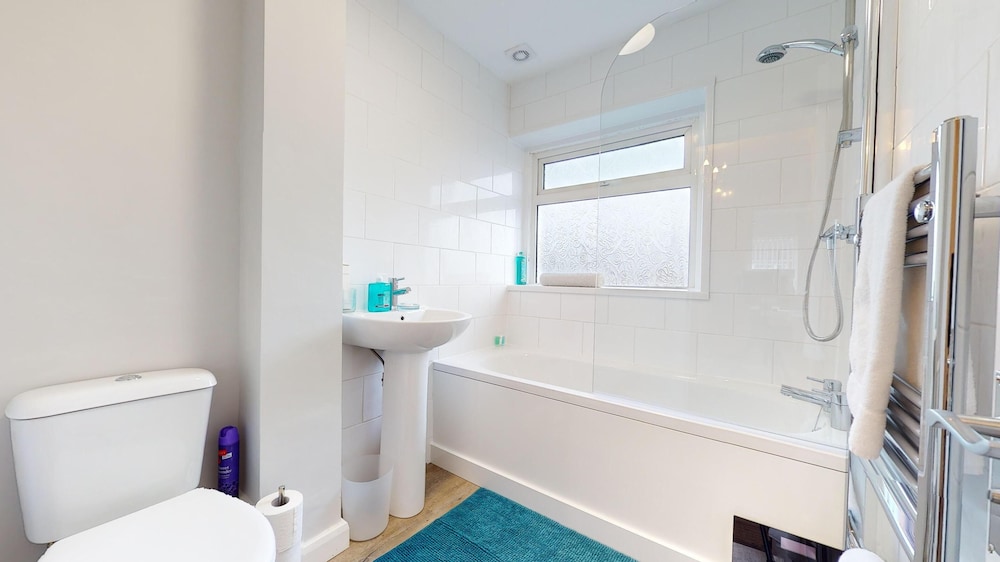 Lovely 3 Bedroom House in Dagenham With Parking