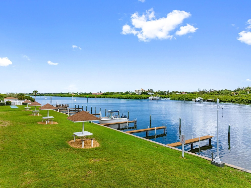 Bayshore Yacht & Tennis 806