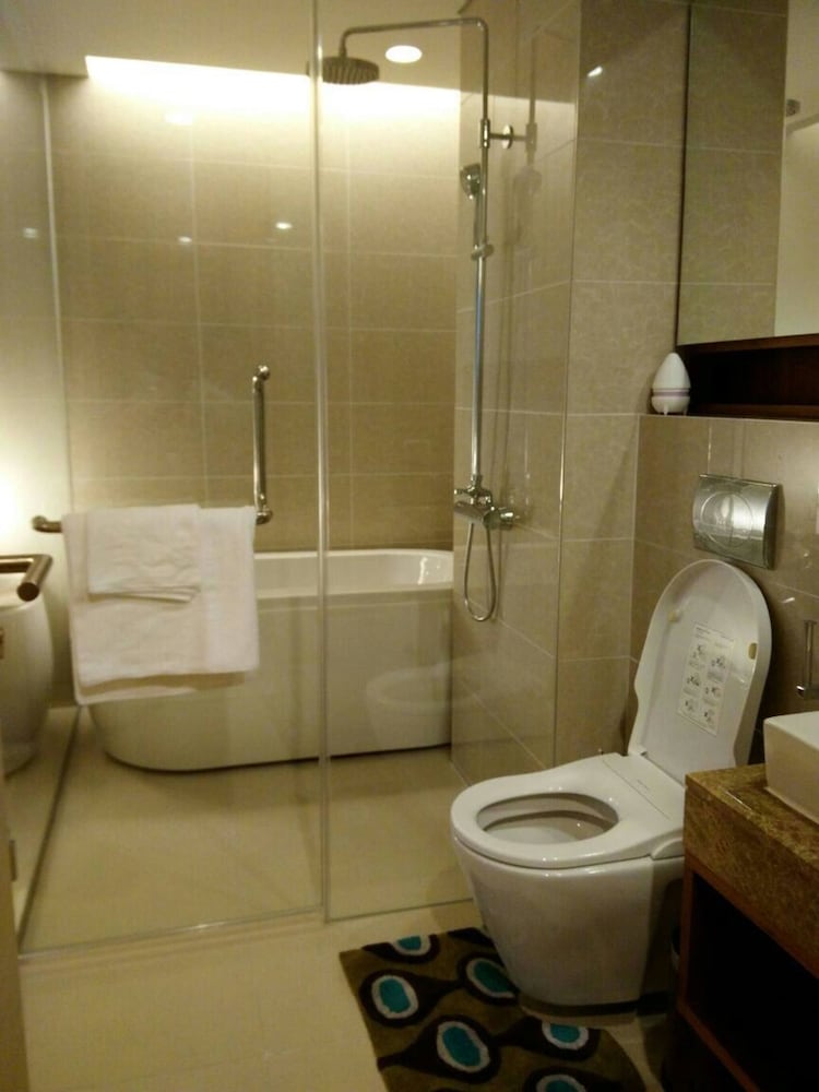 S39- 1 Bedroom Downtown Apt With Balcony and Pool