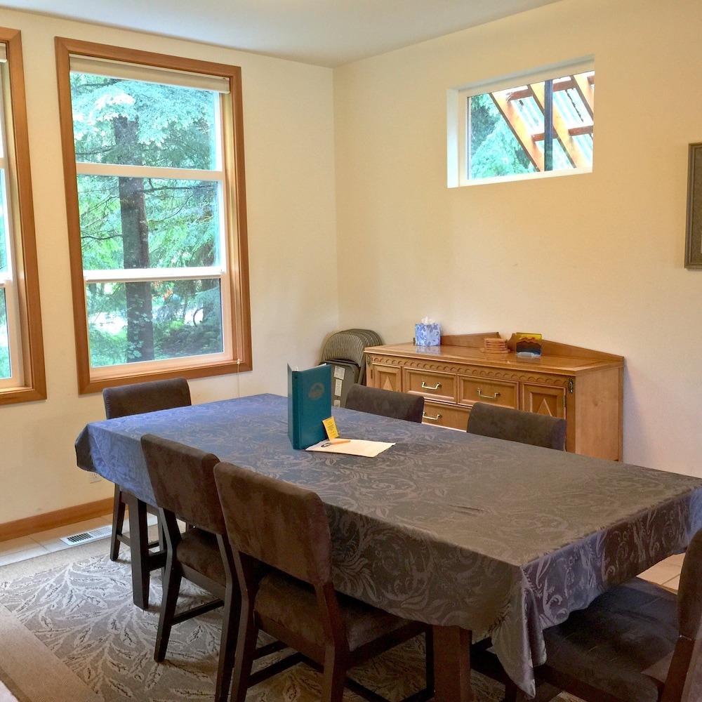 Mt Baker Rim Cabin 70 A pet Friendly Vacation Home With a hot tub and Wifi
