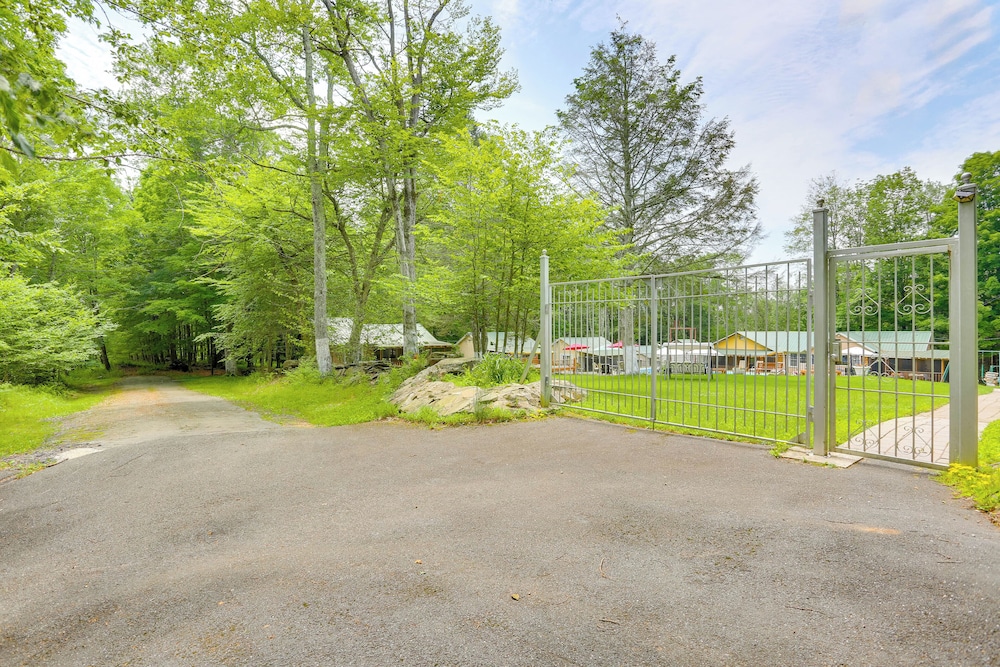 6 Mi to Bethel Woods: Cabin w/ Pool Access