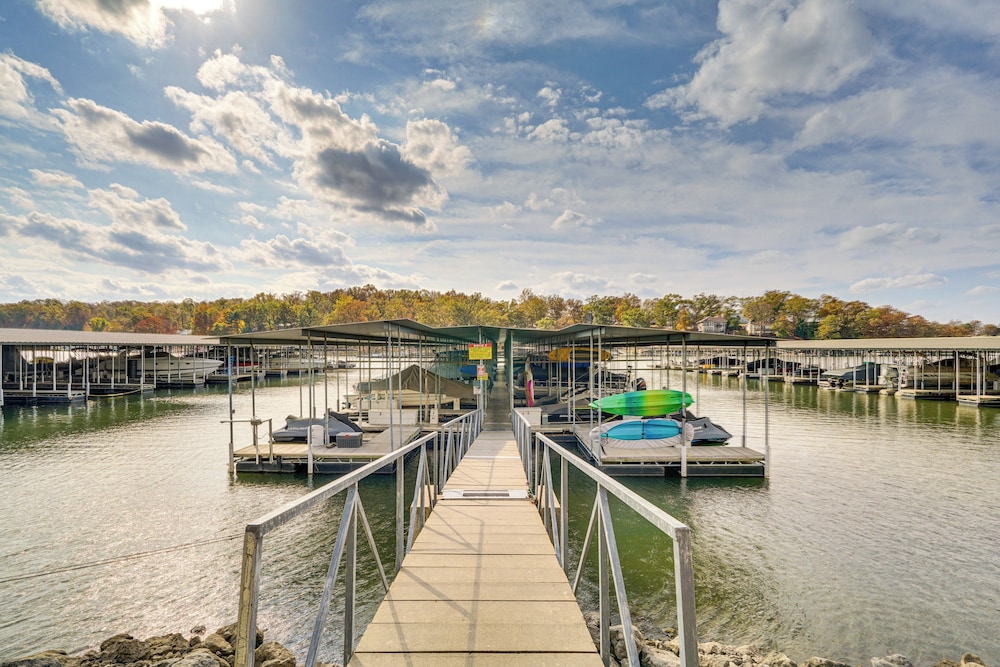 Lakefront Osage Beach Condo w/ Water-view Balcony!