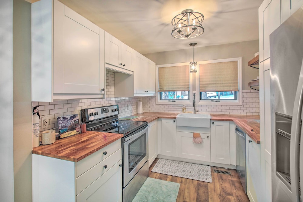 Hot Springs Village Abode w/ Deck, Grill & Sunroom view 5