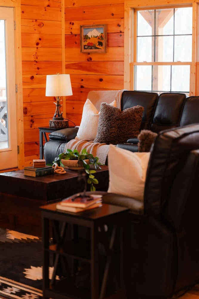 Sleeps 16! Luxury Cabin With Game Room & Hot Tub