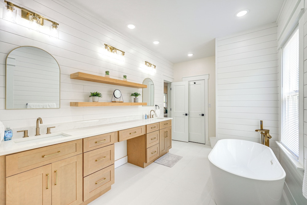 1 Mi to Dtwn: Family Home in San Antonio!