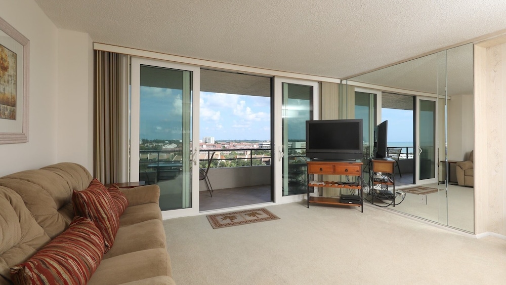 Anchorage Resort 9th Floor 2-Bedroom Condo with Balcony- Gulf Views! Pool, Beach 2 Condo