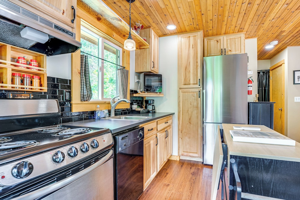 Deck & Fire Pit: Yakima River Retreat in Cle Elum