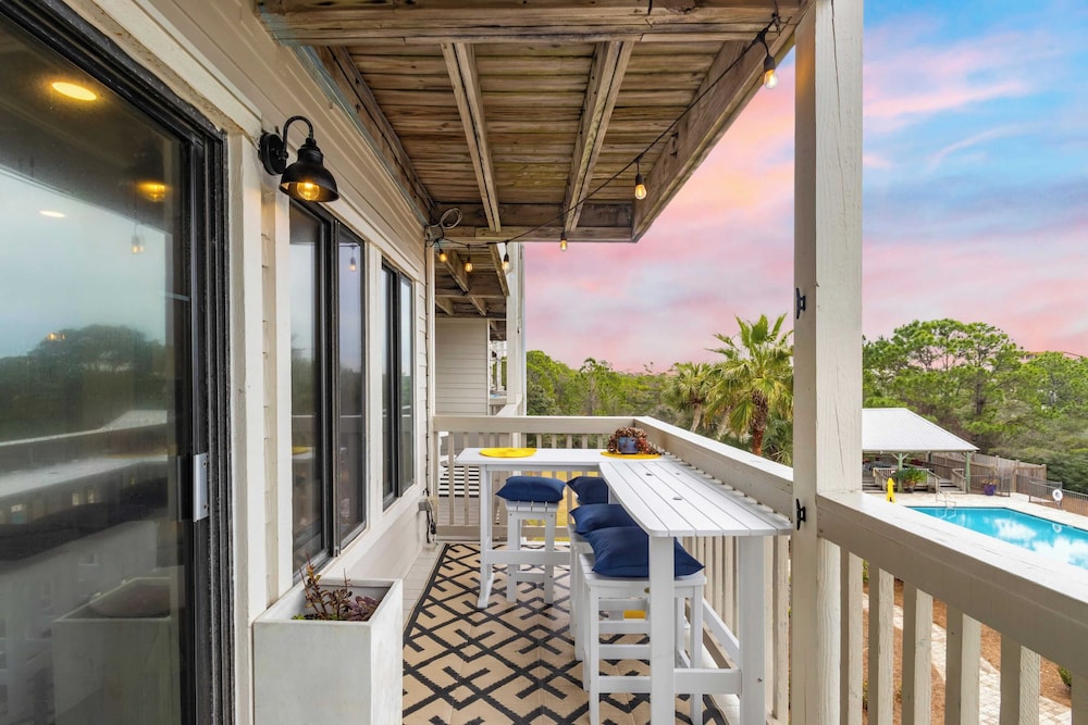 2 Condos, Steps to the Beach Pool+hot Tub, Balcony Lounge Triton & Sea Haven