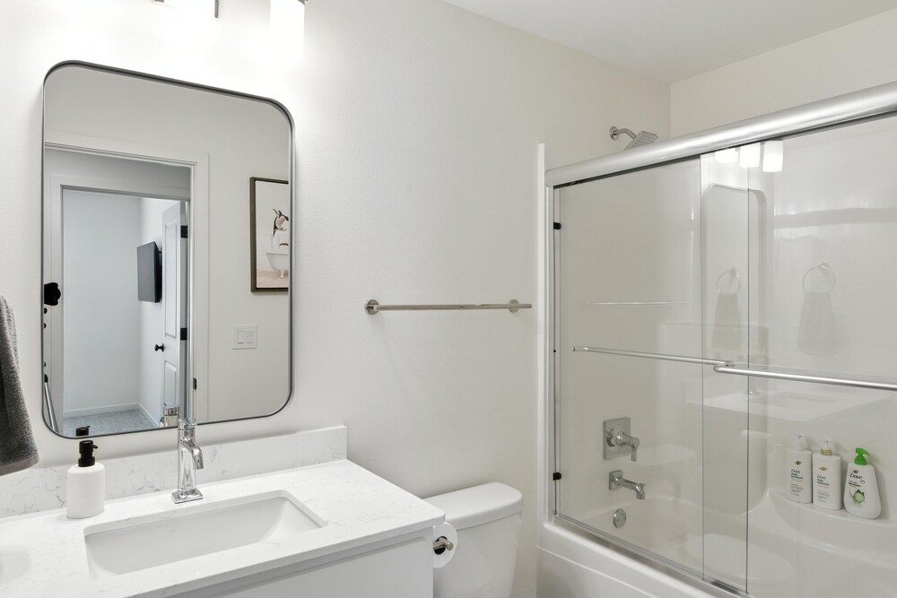 Modern Townhome Retreat In Prime Location 3 Bedroom Townhouse