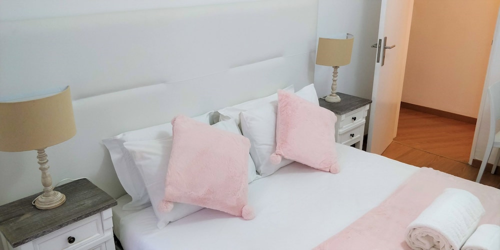 Lisbon Terrace Suites Apartment for Large Groups with Amazing Terrace
