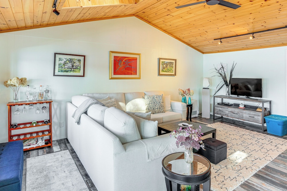 Watercrafts & Dock: Stunning Lakehouse in Becket!