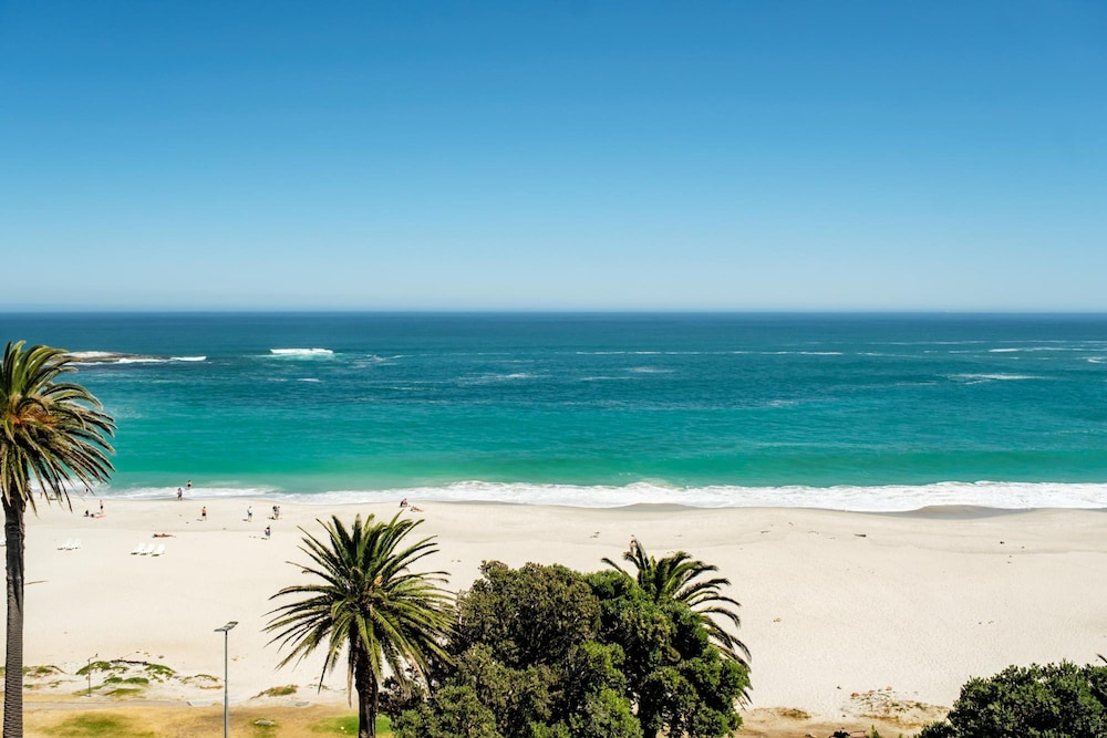 Camps Bay Beachside 2bed w Sea View Cloud 9