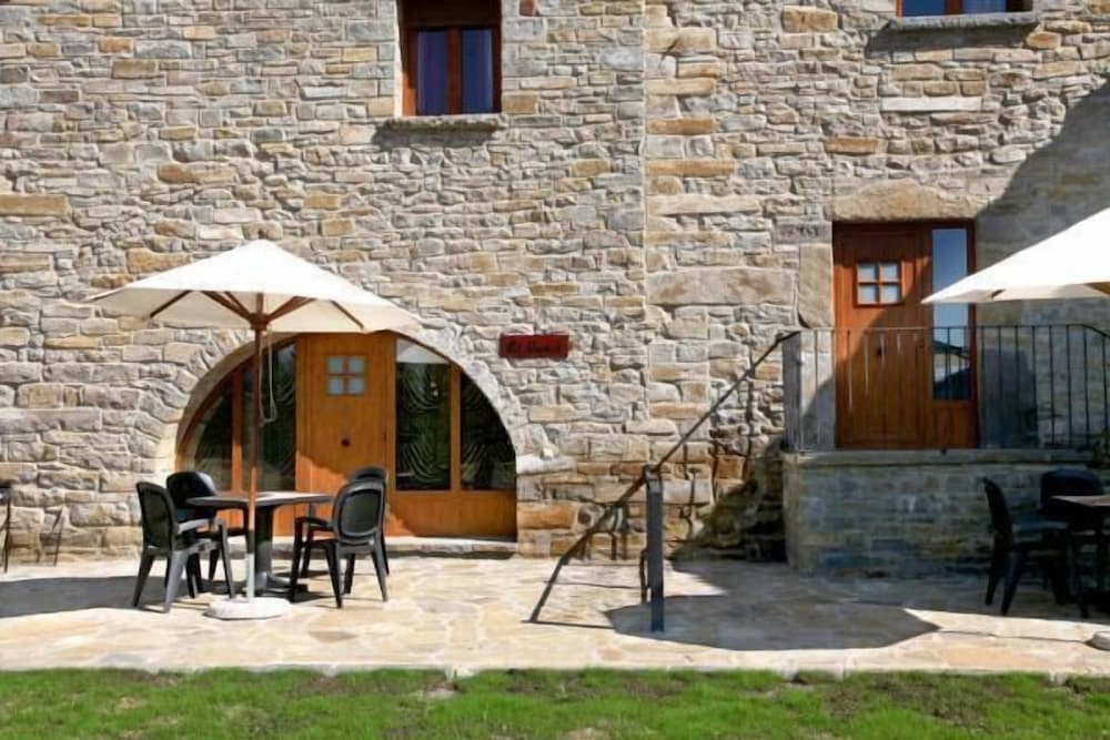 Casas Pirineo Aínsa: Historic Palace & Garden