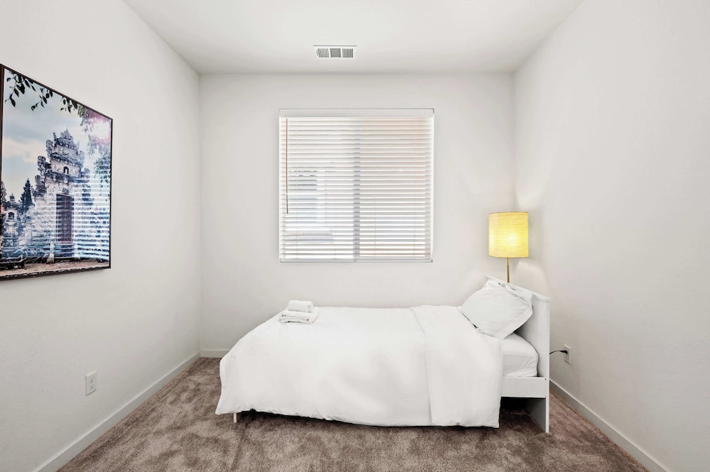 Sunny & Stylish Near LA 4BR Home w Desks & Lounge