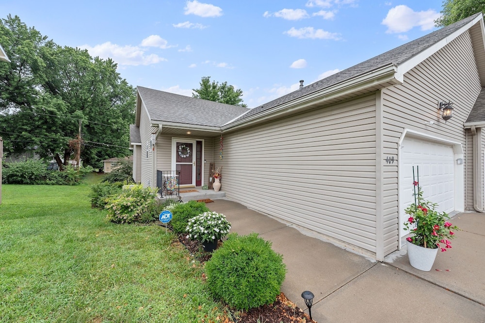 Beautiful Townhome 11 Minutes To Downtown 3 Bedroom Townhouse