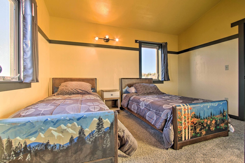Updated Townhouse w/ Pergola, Walk to Downtown! view 5