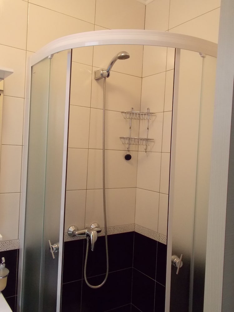 Jele Rooms