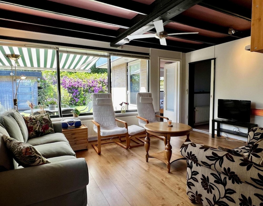 Amazing Bungalow With Sunny Garden
