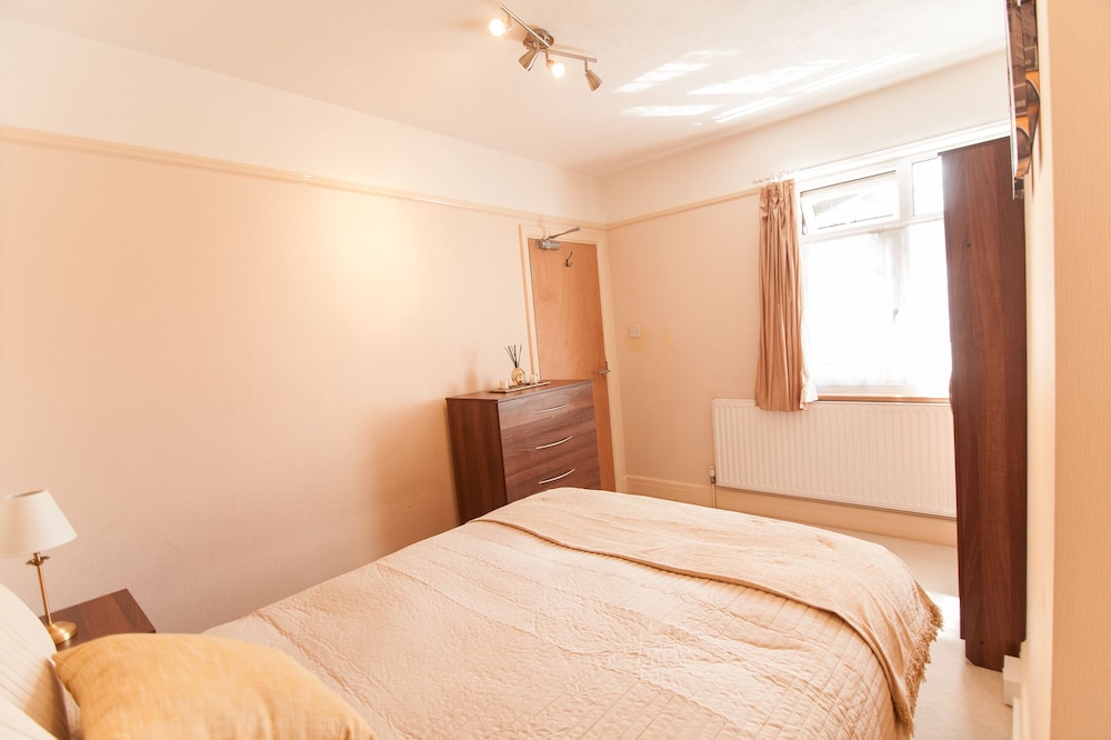 Watford stays - 4bed house view 5