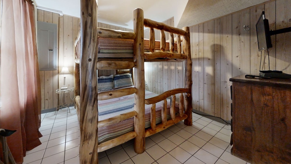 Sweet Scarlet Rose 4 Bedroom Cabin