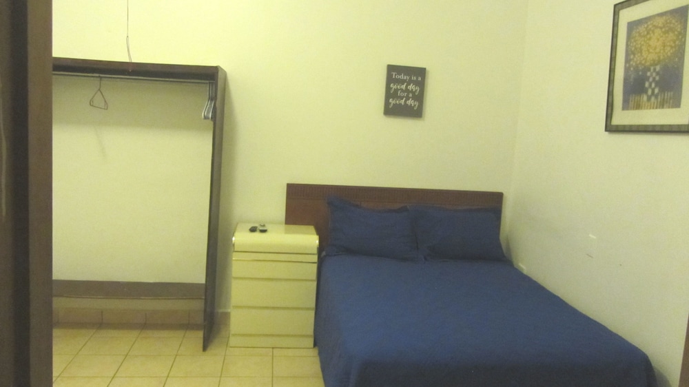 Henry's GuestHouse - Hostel