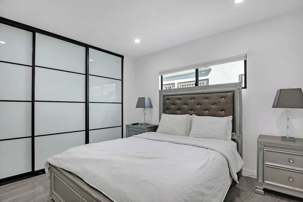 Mansfield Modern - Ultimate Entertainers Oasis With Guest House - Image 2