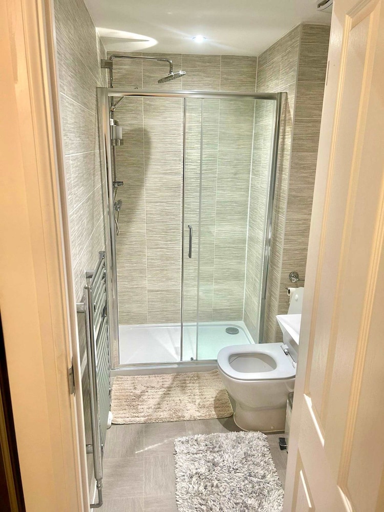 Luxurious Majestic 4 Bedroom- Free Parking