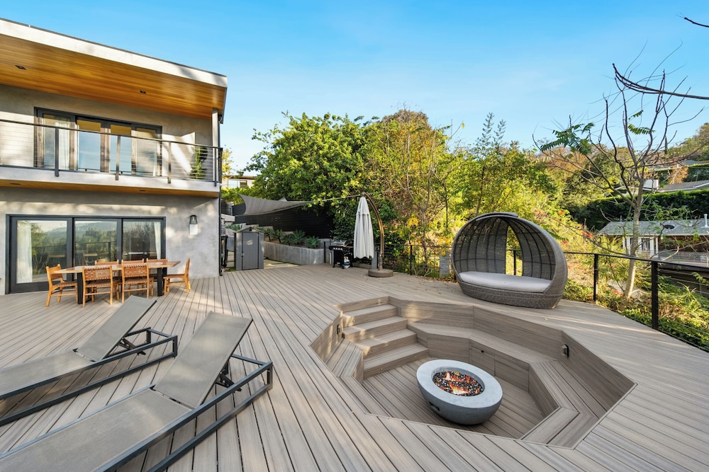 Farley Court - Stylish Hillside Residence With Stunning Views