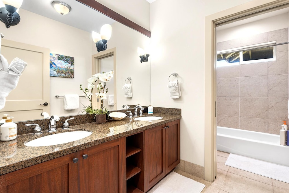Halii Kai Oceanfront KBM Resorts 2 Units, 4 Bedrooms Ml-2567
