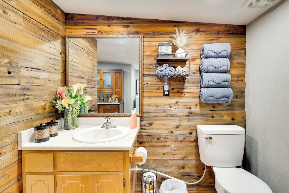 Quiet Eagar Retreat Near Lakes, Hiking & Hunting!