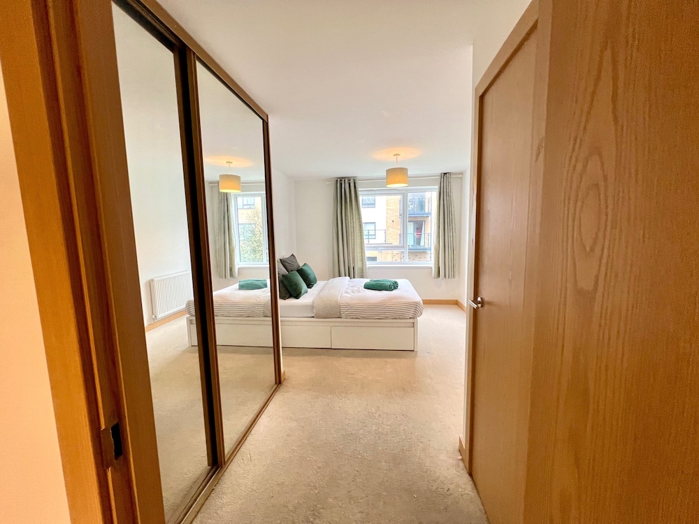Modern 2-bed Dartford - Free Parking & Fast Wifi view 4