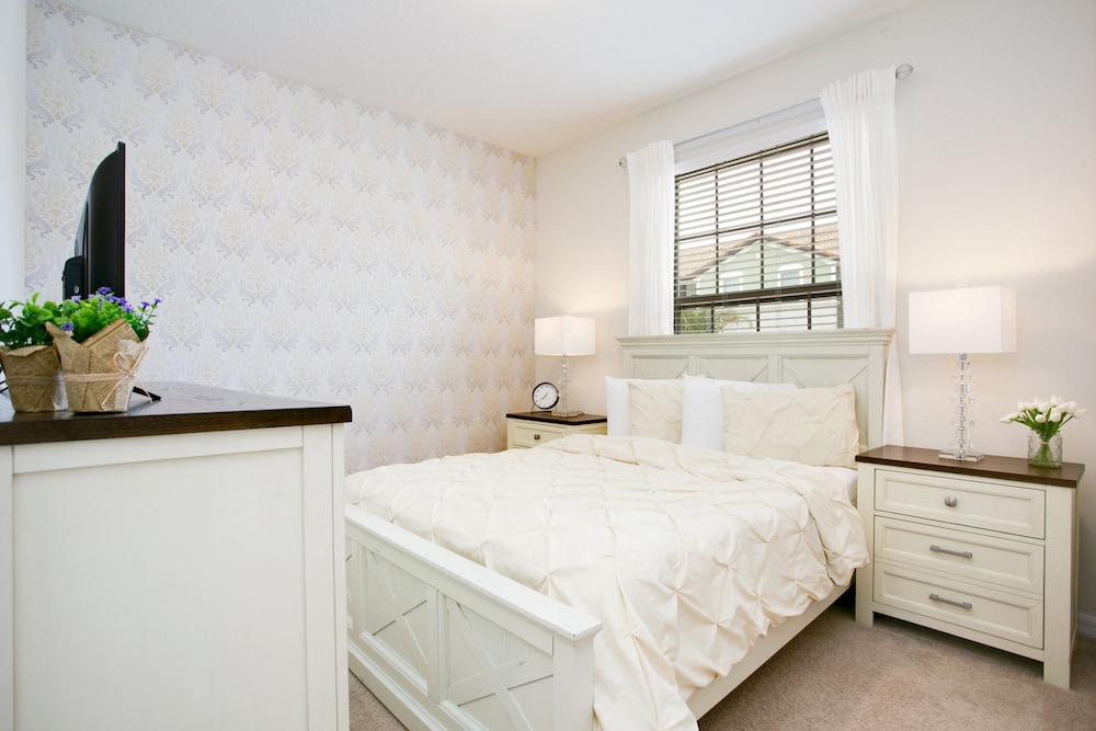 5 Bdrm 5 Bathrm Home at Solterra - Image 2