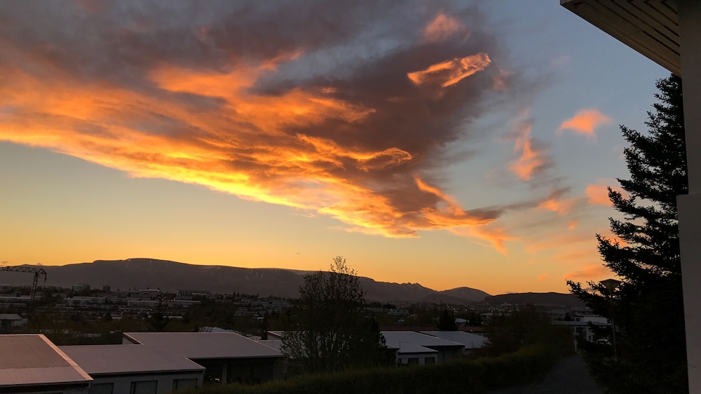 ICELAND SJF Villa , Hot tub & Outdoor Sauna Amazing Mountains View - 15 min to downtown