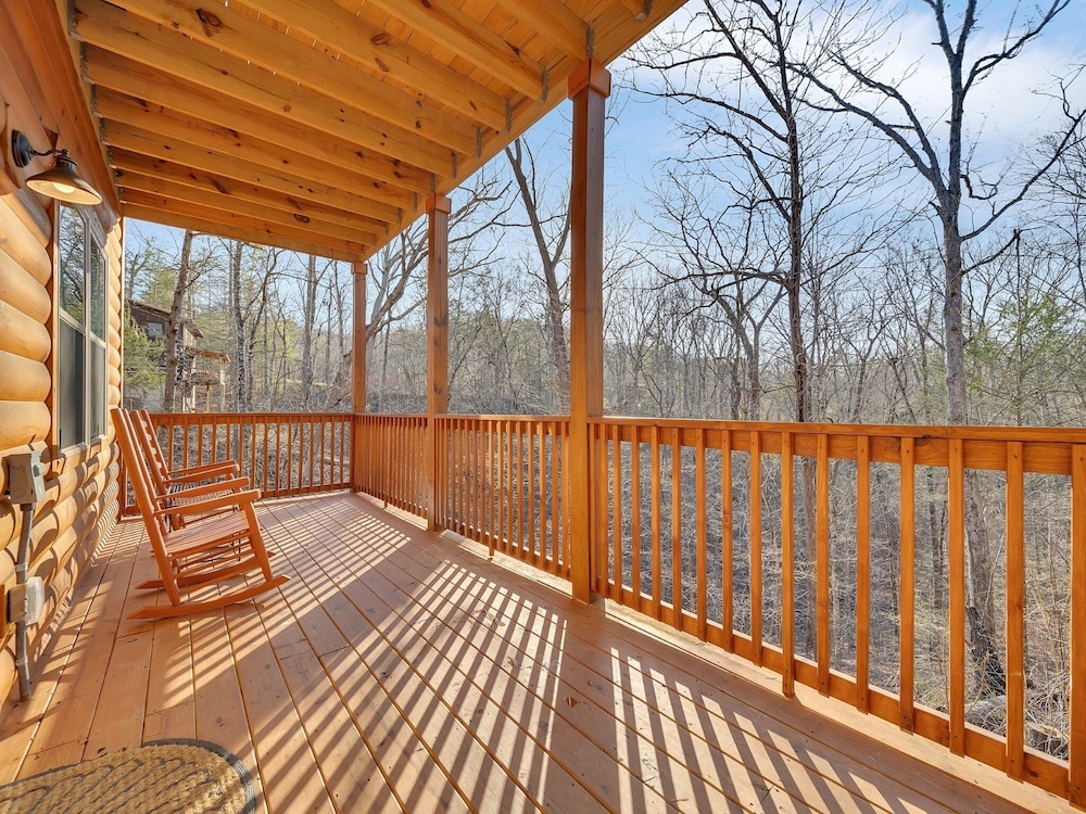 Bear Hug Hideaway 2 Bedroom Cabin