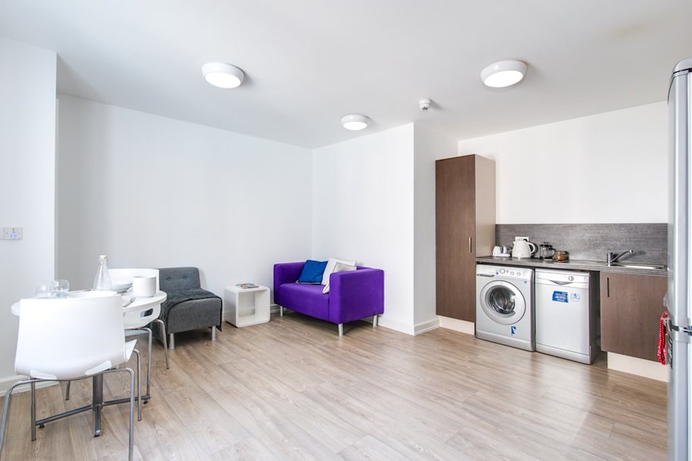 Comfortable Rooms & Apartments - BANGOR view 2