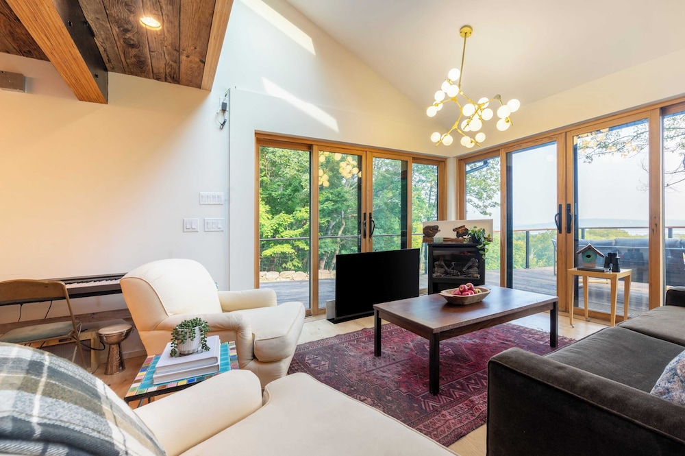 Modern Catskills Escape w/ Open Living, Steam Shower, Fireplace & Hot Tub w/ Mountain Views, Minutes From Woodstock & Trails Suncliff Vista