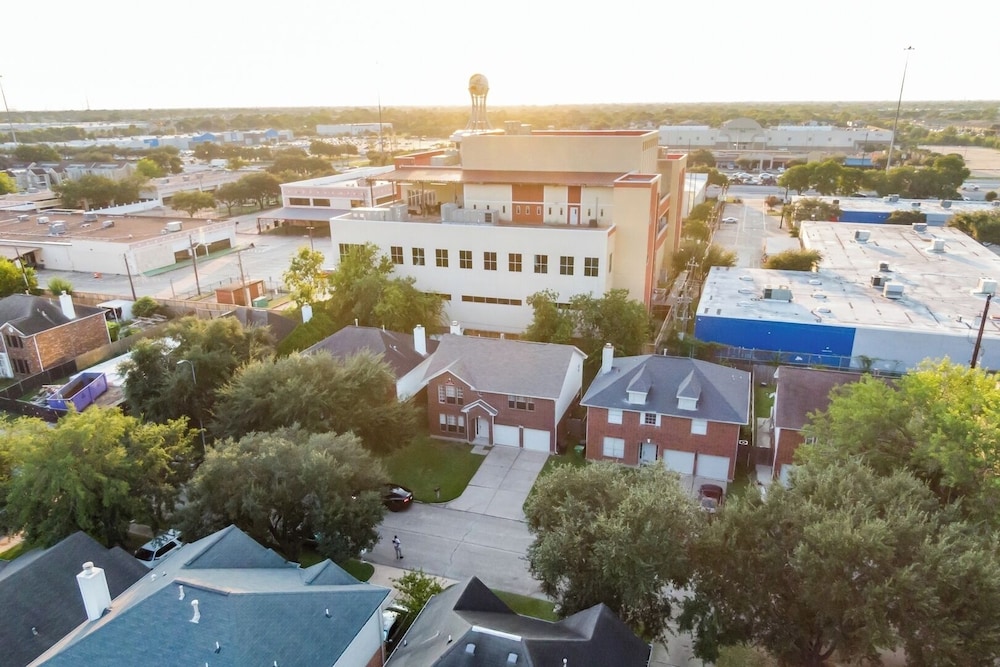 Pet-friendly 3BR Near First Colony Mall