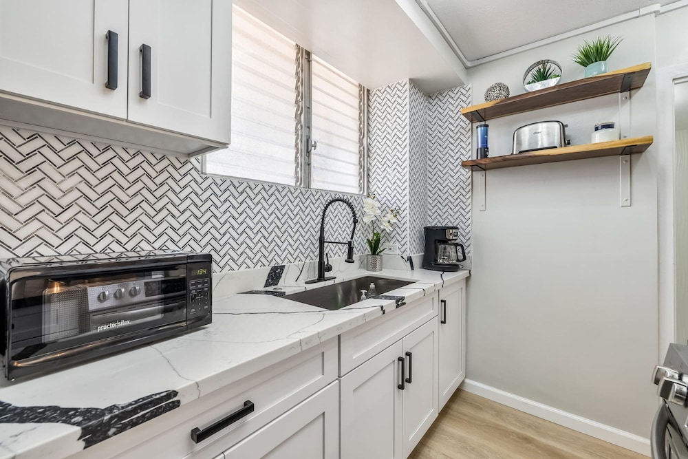 Stylish 2 Bedroom in the Heart of Waikiki