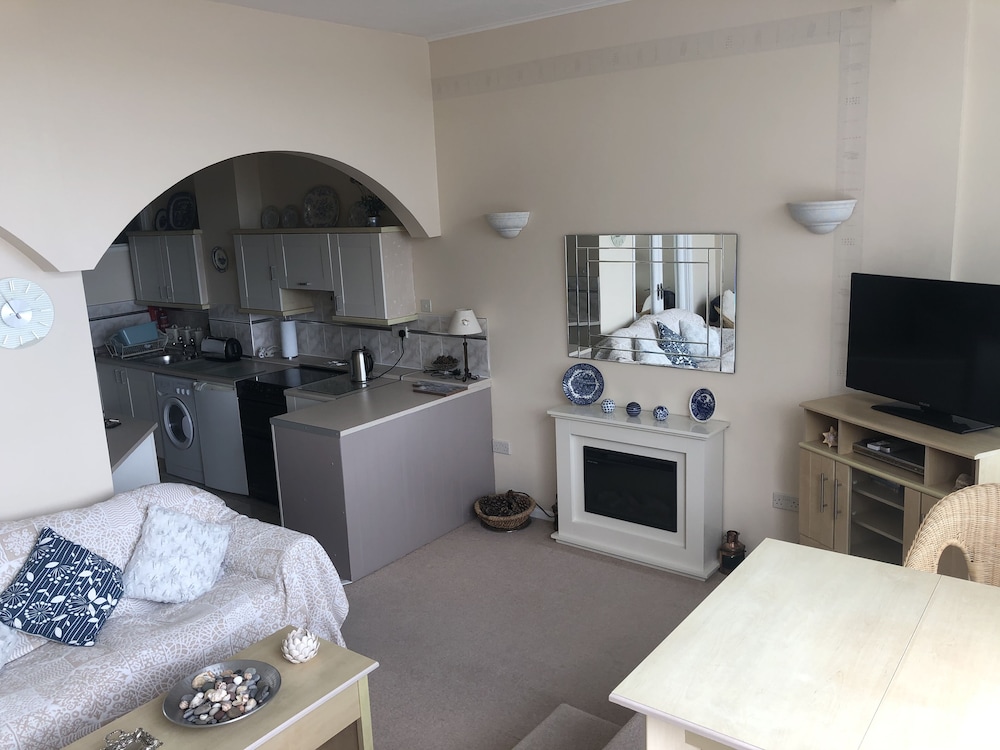 Stunning Beach Front Apartment in Caswell Swansea view 5