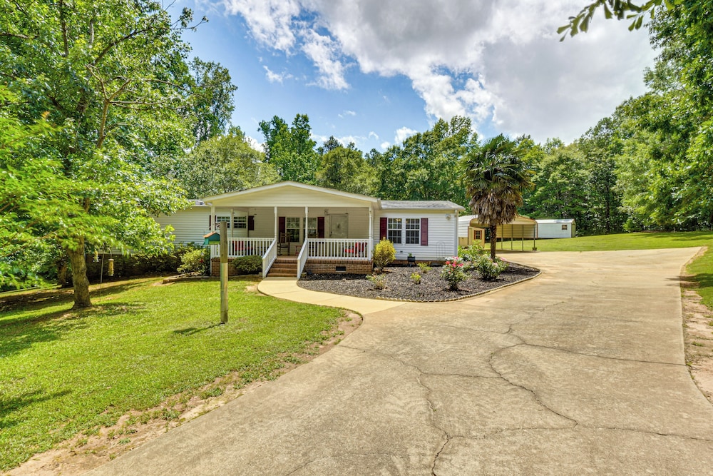 2 Mi to Dtwn: Retreat on 3 Acres in Pelzer!
