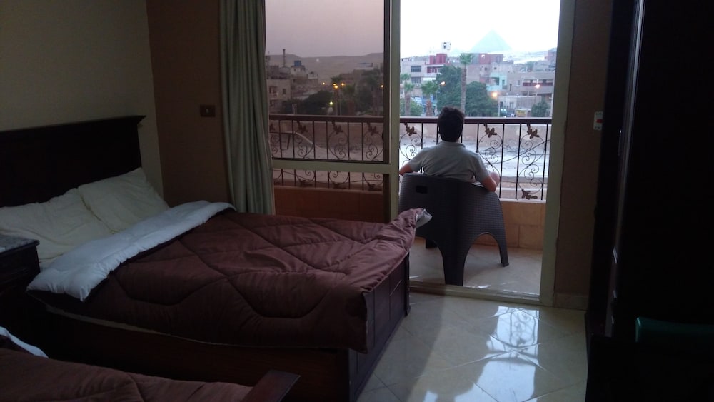 Happy days pyramids inn