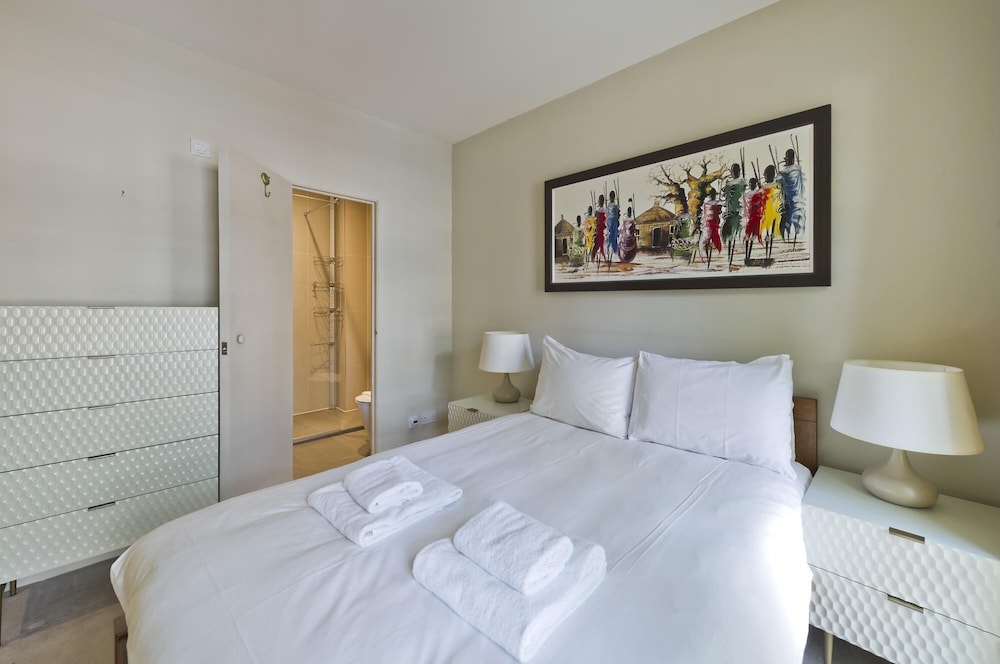 Stylish two Bedroom Apartment Near Tower Bridge by Underthedoormat