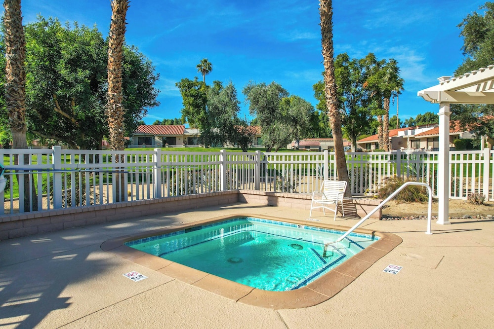 Games, Grill & Golf Course View: Palm Desert Gem!