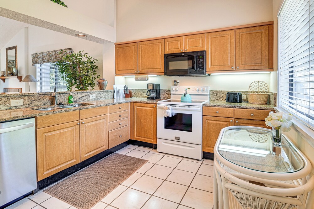 Unwind Poolside & Walk to Ocean! Myrtle Beach Unit